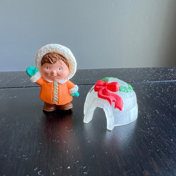 Vintage 1993 Hallmark Merry Miniatures Christmas Eskimo Boy and Igloo - Picture 1 of 8